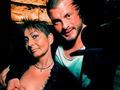 Amatőr, Cumizás, Kutya póz, Érett koros, Természetes mellek, Pirszing, Rövid haj, Tetkó