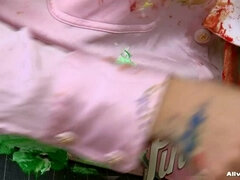 Ξανθιά, Μαλλιοτράβηγμα, Φαγητό, Ποδολαγνεία, Γάντια, Φυσικά, Καλσόν με τρύπα στον καβάλο, Δασκάλα