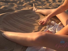 Pláž, Bikini, Blondýna, Různé pohledy, Pička, Sprcha, Vyhublá, Hračky