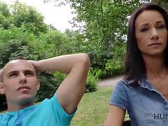 Geile alte tussi, Paar, Geld, Öffentlich, Stiefmutter, Sich ausziehen, Entkleiden, Ablutschen