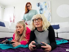 Give finger, Lesbisk, Lingerie, Onani, Naturlige bryster, Mager, Stripning, Teenager