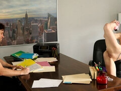 Μεγάλος κώλος, Μεγάλος πούτσος, Πίπα, Σε στάση σκύλου στα τέσσερα, Ευέλικτη, Φυσικά βυζιά, Έφηβος, Βυζιά