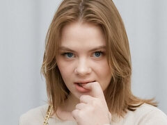 Doigter, Lait, Seins naturels, Cheveux courts, Solo, Dénudage, Adolescente, Nénés