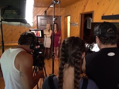 Derrière les coulisses, Blonde, Brunette brune, Lesbienne, Maman