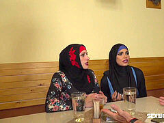 Enthousiasteling, Arabisch, Pijpbeurt, Tsjechisch, Handbeurt, Rijpe lesbienne, Moeder die ik wil neuken, Trio