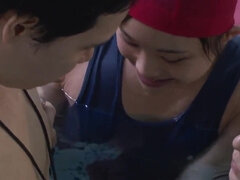 18 jahre, Asiatisch, Blasen, Geschnappt, Handjob, Schulmädchen, Jungendliche (18+), Flotter dreier