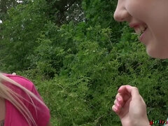 Flashen, Freundin, Lesbisch, Lecken, Masturbation, Im freien, Öffentlich, Muschi