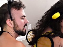 Bisexuelle, Travestis, Double pénétration, Homosexuelle, Interracial, Lingerie, Tatouage, Plan cul à trois