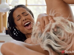 Dormitorio, Rubia, Mamada, Botas, Corridas faciales, Lamidas, Perforación, Ducha