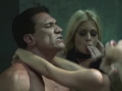 Perse, Isot tissit, Musta, Rankka, Lävistys, Lyhyt tukka, Tatuointi, Kolmen kimppa