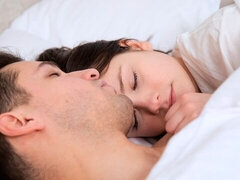 Chambre à dormir, Grosse bite, Brunette brune, En levrette, Seins naturels, Maigrichonne, Adolescente, Nénés