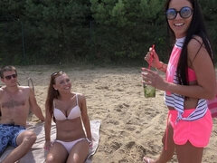 Blondine, Pik sutte, Hundestilling, Firkanter, Håndjob, Naturlige bryster, Udendørs, Teenager
