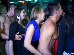 Bruinharig, Dansen, Vrouw, Brillen, Zoenen, Orgie, Panty, Swinger