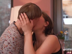 Grote mammen, Seksspeelgoed, Duits, Lesbisch, Masturbatie, Geschoren, Voorbinddildo, Speelgoed