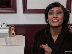 Gros seins, Brunette brune, Gorge profonde, Fétiche, Hard, Humiliation, Seins naturels, Public