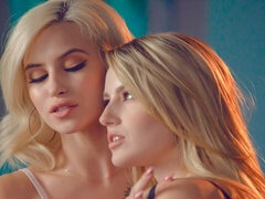 Vingeren, Zoenen, Masturbatie, Kut duiken, Mager, Tatoeage, Tiener, Tieten likken