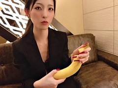 BANANA BLOWJOB to put on the condom! Japanese amateur handjob