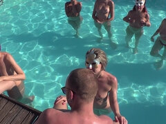Blowjob contest in the pool