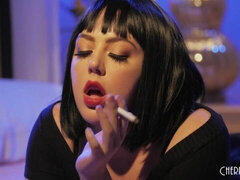 Brunette brune, Doigter, Masturbation, Cheveux courts, Maigrichonne, Solo, Dénudage, Nénés