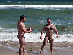Pláž, Velké péro, Stříkání spermatu, Gay, Honění, Masturbace, Sólo