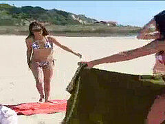 Strand, Bikini, Brunett, Kysser, Lesbisk, Massage, Orgasm, Sport
