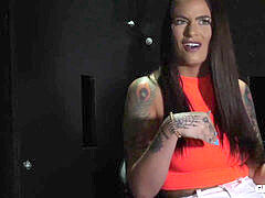 Cumizás, Nyilvános wc fülkék falában lévő lyuk, Lóvé