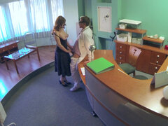 素人, デカパイ, 医者, 指いじり, 手コキする, オフィス, オマンコ, のぞき