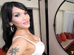 Brunette, Onani, Truser, Piercingen, Shemale, Alene, Tattovering