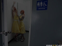 Amerikaans, Lieveling, Grote lul, Rondborstig, 1 man 2 vrouwen, Interraciaal, Kut duiken, Geschoren