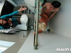 Velik kurac, Fafanje, Varanje, Latinka, Piercing, Koščena, Tetovaže, Trojček