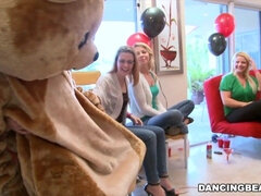Grosse bite, Gros seins, Homme nu et filles habillées, Dansant, Groupe, Interracial, Mère que j'aimerais baiser, Fête
