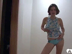 Leie, Braunhaarige, Fingern, Selbstgemacht, Masturbation, Orgasmus, Rasiert, Jungendliche (18+)