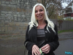 Amatorka, Duże cycki, Cycata, Czeski, Styl na pieska, Na wolnym powietrzu, Pirsing, Tatuaż