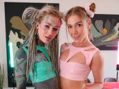 Grosser arsch, Dildo, Fingern, Lecken, Lingerie, Muschi, Entkleiden, Tätowierung