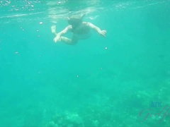 Fürdő ruha, Szőke, Nagylány, Csupasz, Szabadban, Filigrán alkatú, Nyilvános, Nedves