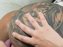Slikke rumpe, Latina, Tattovering