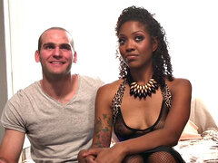 Brunette brune, Noir ébène, Femme dominatrice, Lingerie, Maîtresse, Jarretelles, Tatouage, Jouets