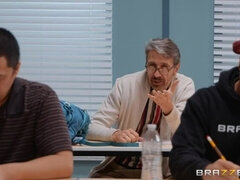 Κώλος, Μεγάλος κώλος, Μελαχροινή, Τακούνια, Φυσικά βυζιά, Πίρσινγκ, Μουνί, Δασκάλα