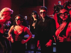 Πίπα, Μελαχροινή, Κλαμπ, Σε στάση σκύλου στα τέσσερα, Μαλακία, Πάρτυ, Στραπον, Βυζιά