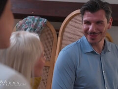 Gros seins, Mixte, En levrette, Face assise, 2 femmes 1 homme, Léchez, Orgasme, Plan cul à trois