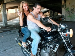 Rubia, Mamada, Estilo perrito, Penetracion con dedos, Pajear, Al aire libre, Afeitado, Flaco