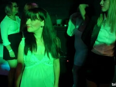 Blondi, Pukeissa, Klubi, Tanssii, Sekarotuinen, Orgiat, Juhlat, Märkä