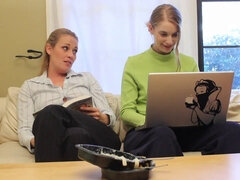 Blondinka, Prstni, Poljubljanje, Lezbijke, Lizanje, Milf, Pisarna, Najstnice