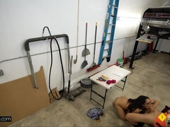 Brunetka, Striekanie semena, Na tvár, Okuliare, Vlasatej, Piercing, Tetovanie