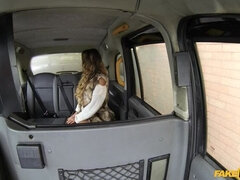 Amateur, Mamada, Coche, Pies, Penetracion con dedos, Lamidas, Pov, Anilingus