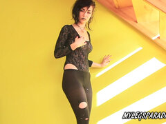 Zadek, Boty, Brunetka, Podpatky, Punčocháče, Piercing, Sólo