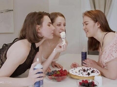 Embrassement, Lesbienne, Léchez, Seins naturels, Chatte, Dénudage, Adolescente, Nénés