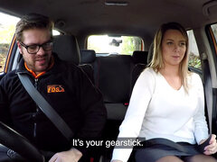 Velika rit, Velike joške, Blondinka, Fafanje, Avto, Hlačne nogavice, Muco, Krilo