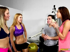 Sucer une bite, Brunette brune, Tir de sperme, Gym, Fille latino, Argent