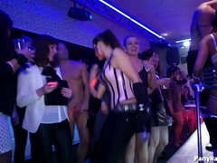 Grote mammen, Blond, Naakte man aangeklede vrouw, Dansen, Lul, Ondergoed, Panty, Swinger